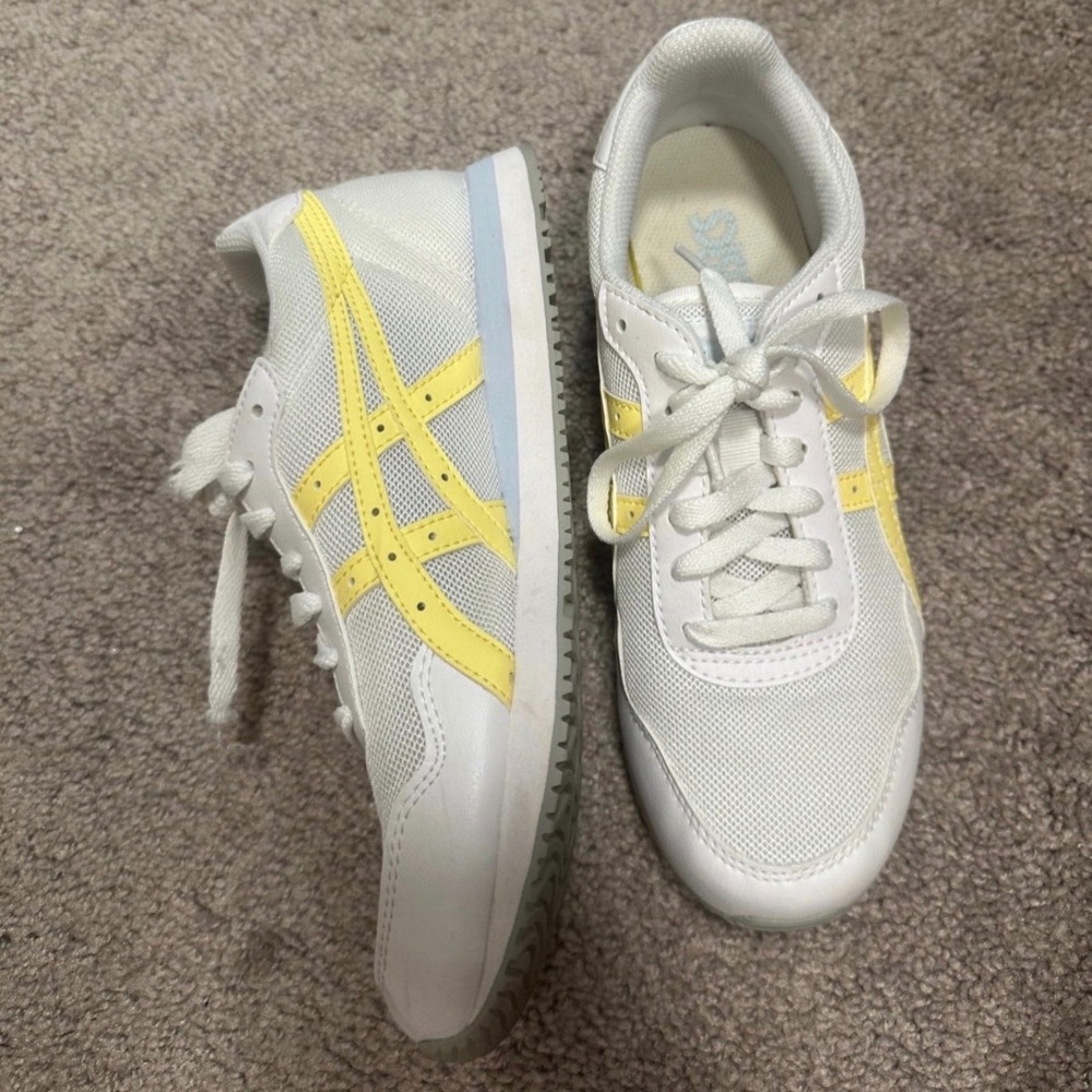 ASICS Women Tiger shoes White and Yellow, in size 7.